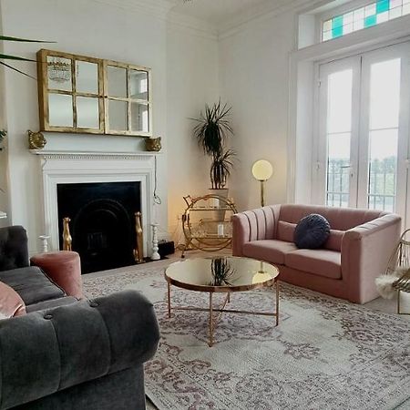 Elegant 5 Bed 4 Bath 'Vogue House' Parisian Style Home Маргит Экстерьер фото