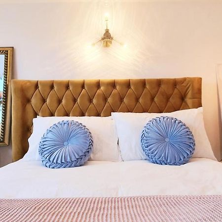 Elegant 5 Bed 4 Bath 'Vogue House' Parisian Style Home Маргит Экстерьер фото