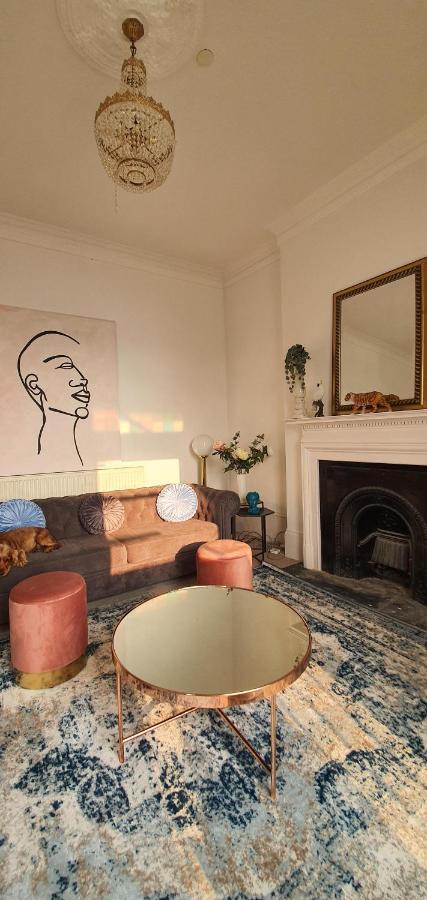 Elegant 5 Bed 4 Bath 'Vogue House' Parisian Style Home Маргит Экстерьер фото