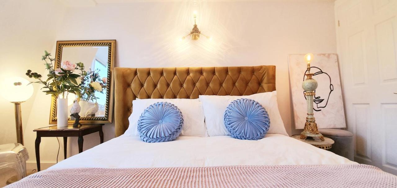 Elegant 5 Bed 4 Bath 'Vogue House' Parisian Style Home Маргит Экстерьер фото