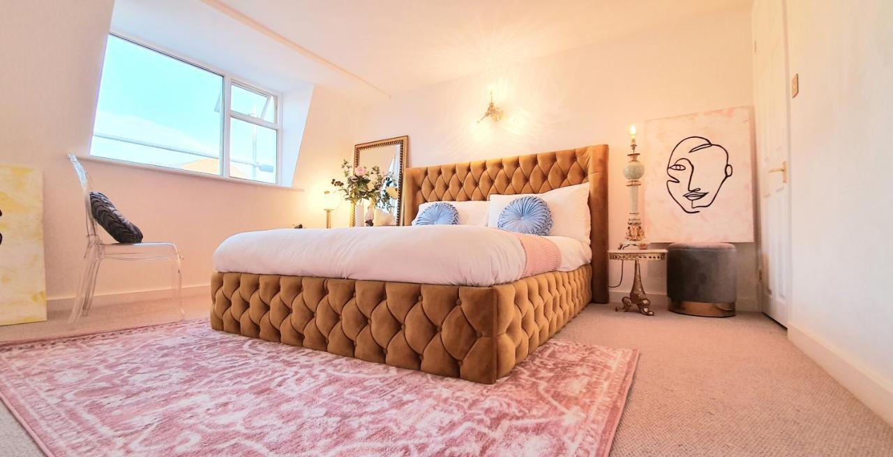 Elegant 5 Bed 4 Bath 'Vogue House' Parisian Style Home Маргит Экстерьер фото