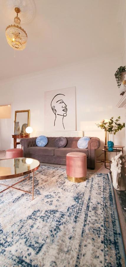 Elegant 5 Bed 4 Bath 'Vogue House' Parisian Style Home Маргит Экстерьер фото