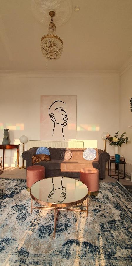 Elegant 5 Bed 4 Bath 'Vogue House' Parisian Style Home Маргит Экстерьер фото