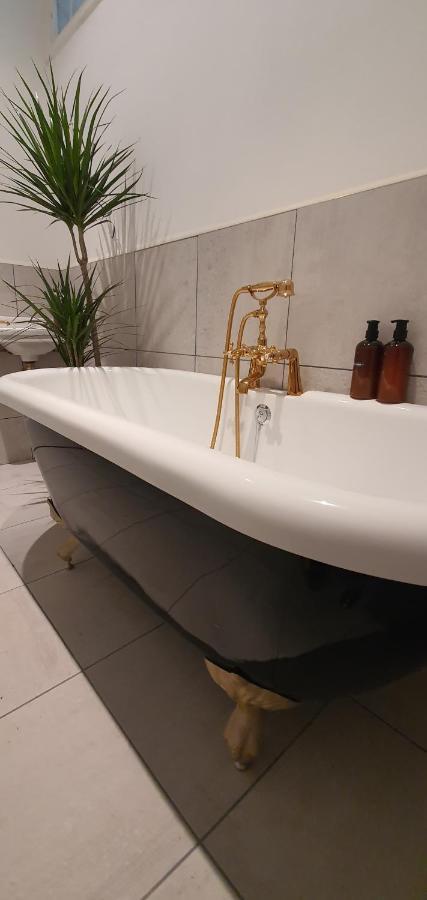 Elegant 5 Bed 4 Bath 'Vogue House' Parisian Style Home Маргит Экстерьер фото