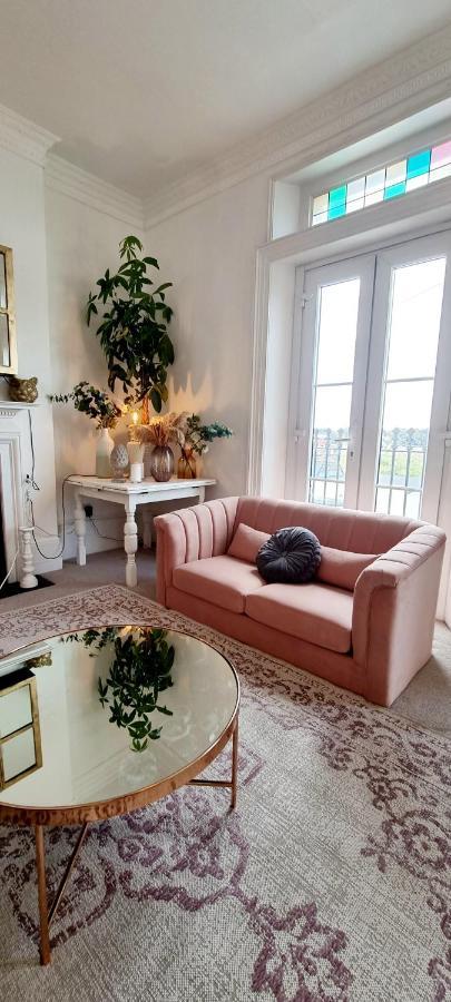 Elegant 5 Bed 4 Bath 'Vogue House' Parisian Style Home Маргит Экстерьер фото